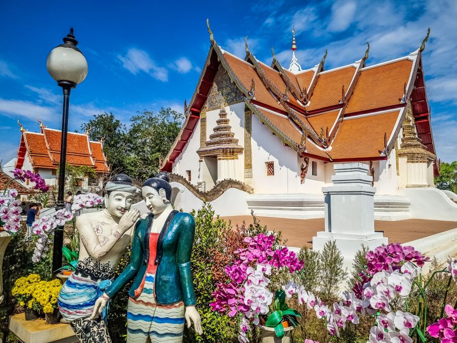 sculpture pu man ya man devant wat phumin de nan thailande