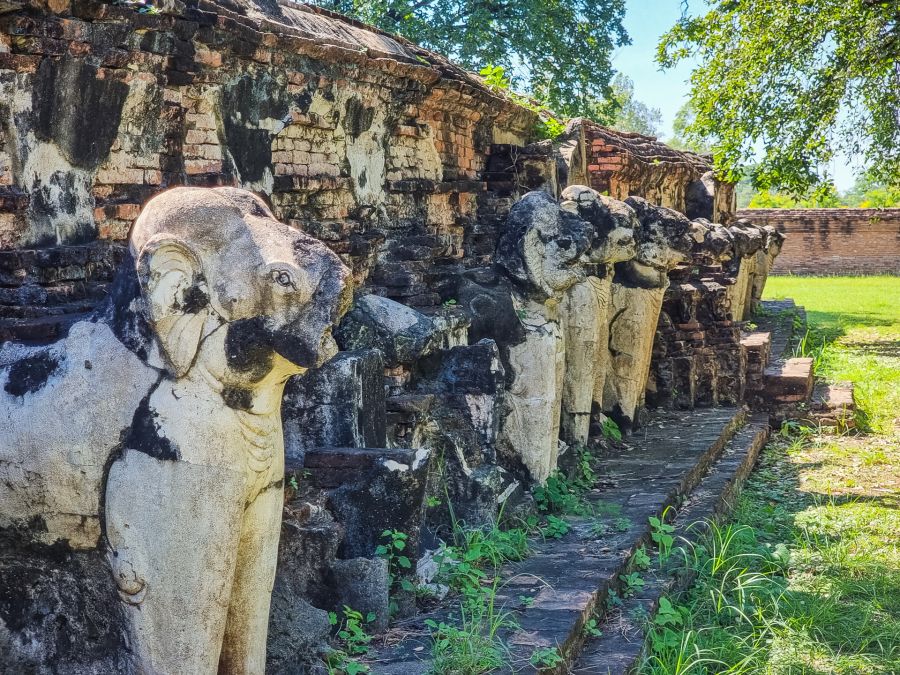 sculptures elephants au chedi du wat maheyong ayutthaya