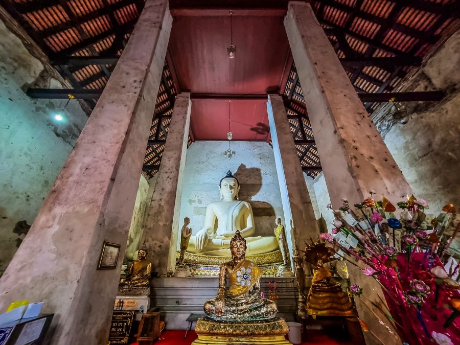 statue bouddha interieur du wat mae nang pluem ayutthaya