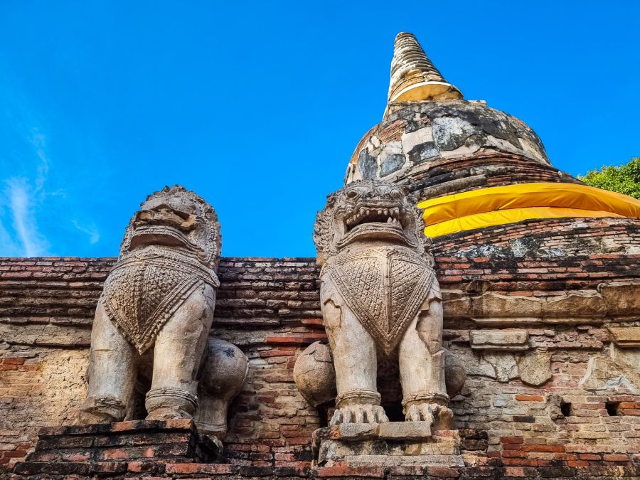 statues lion khmer chedi du wat mae nang pluem ayutthaya