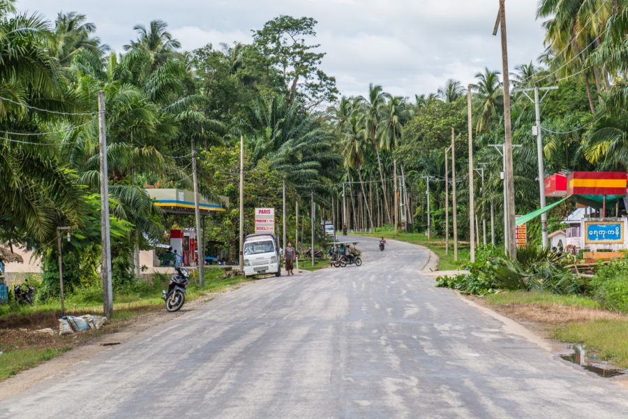 sur route vers maliwan waterfall kawthaung birmanie