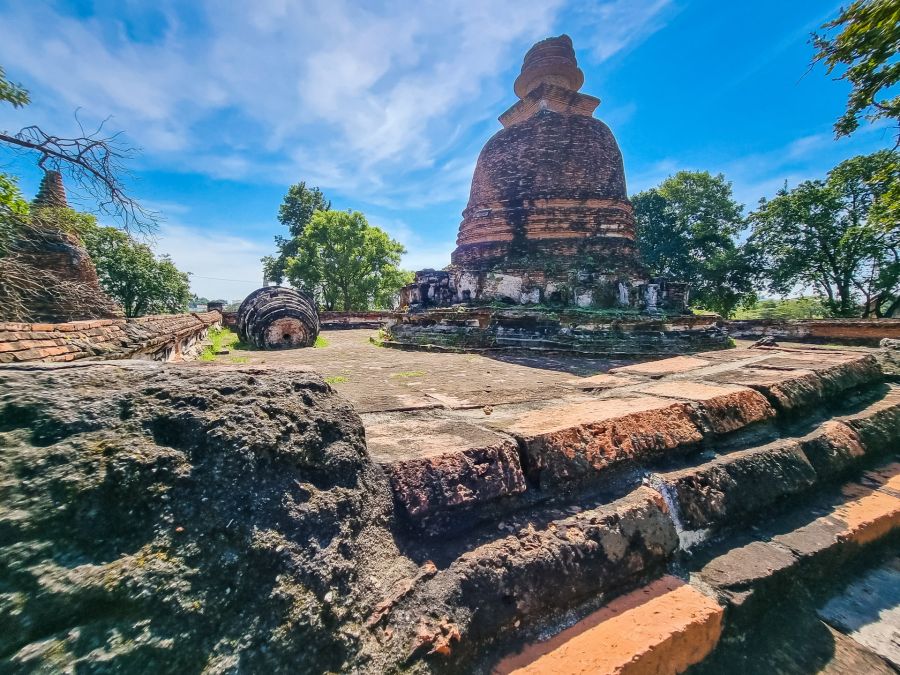 terrasse autour du chedi au wat maheyong ayutthaya