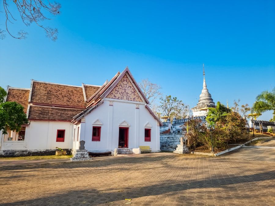 ubosot et chedi au wat phra that khao noi nan thailande