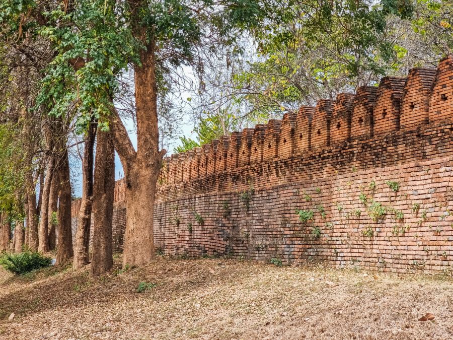 vieux mur fortifications a nan thailande