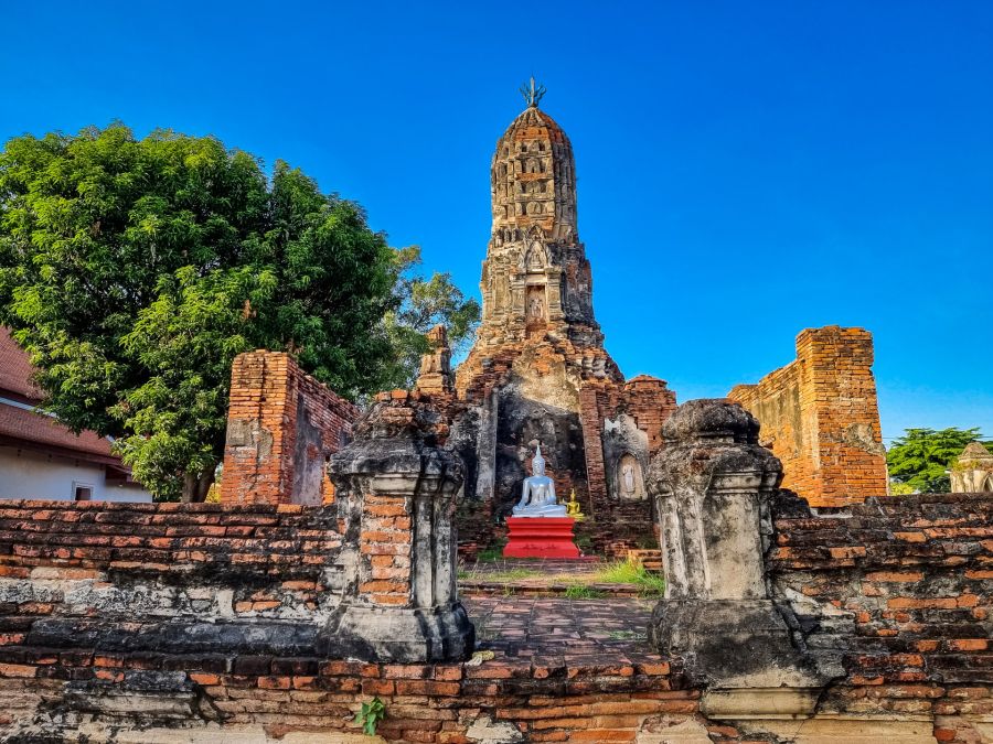 viharn et prang ancien au wat choeng tha ayutthaya