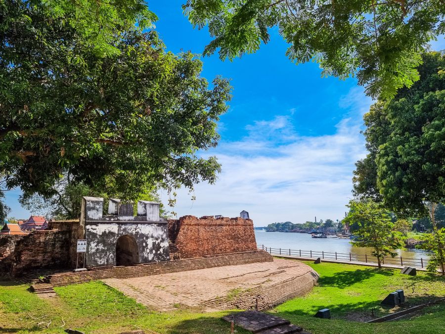 vue ensemble au fort phet parc historique ayutthaya