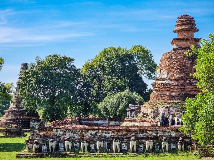 vue ensemble chedis au wat maheyong ayutthaya