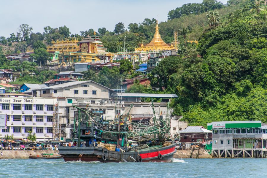 vue sur pagode de pyi daw aye depuis bateau kawthaung birmanie