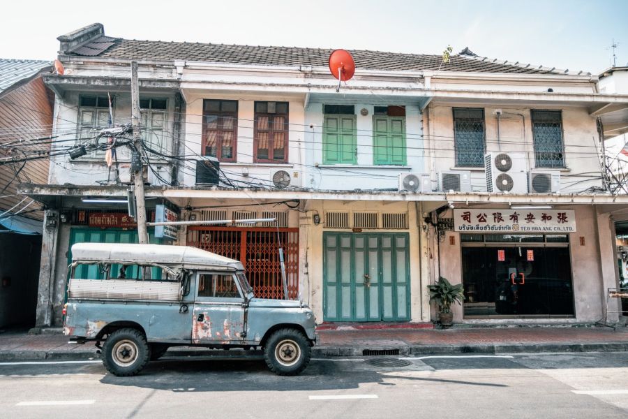 alignement de shophouses debut de song wat road bangkok