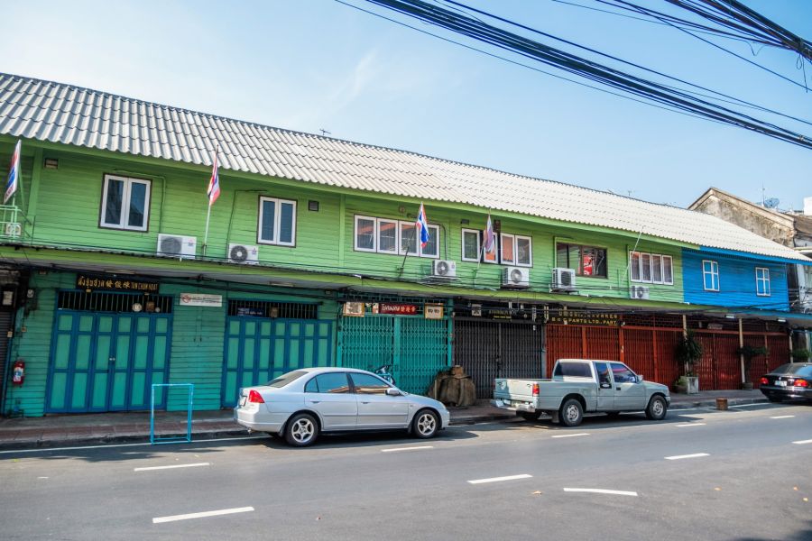 alignement magasins maisons au debut de song wat road bangkok