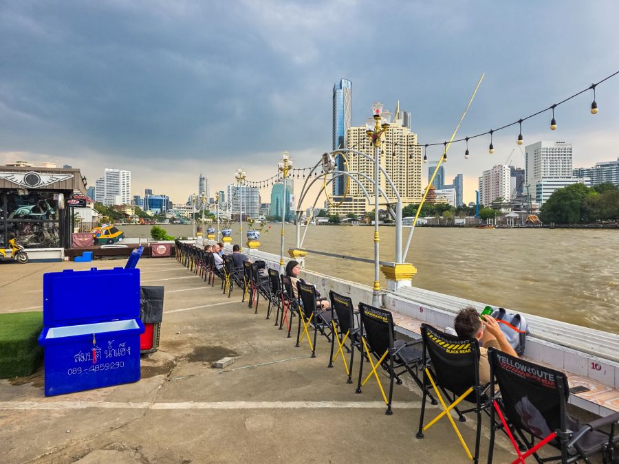 bord du chao phraya au maha pho river view song wat bangkok