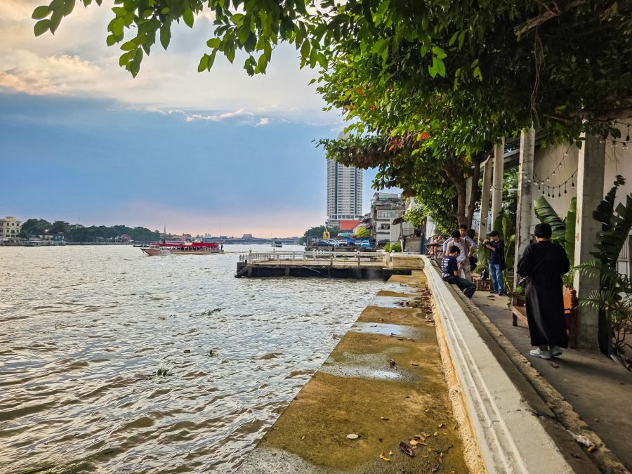 bord du chao phraya au bout de ruelle pietonne de song wat bangkok
