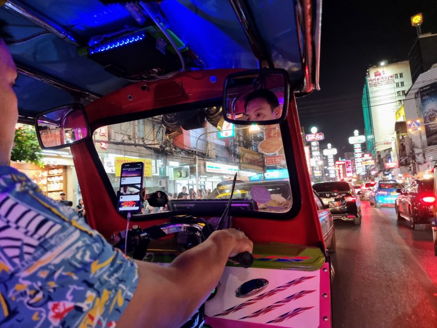 chinatown en tuktuk by night bangkok