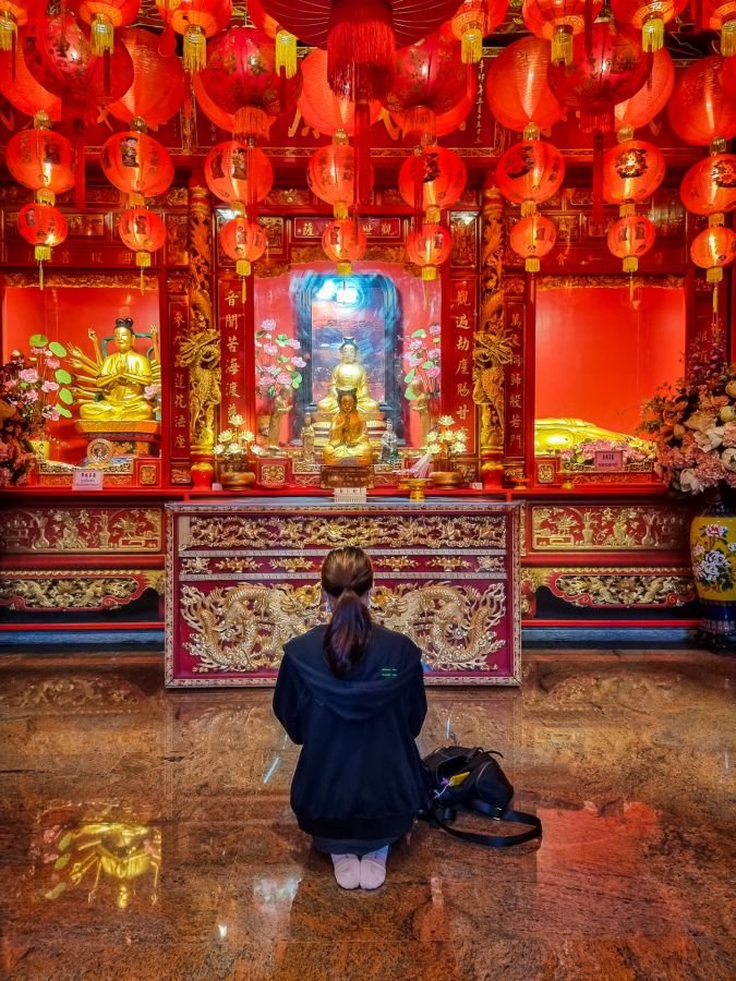 coin priere au wat mangkon chinatown bangkok