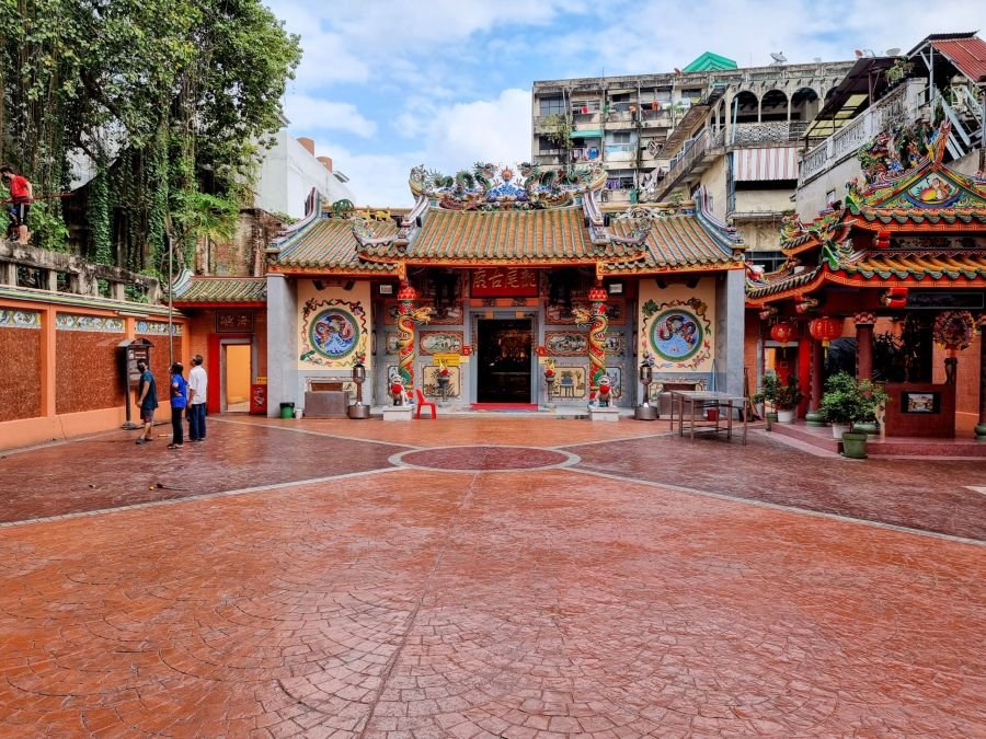 cour du sanctuaire de san chao leng buay eia bangkok chinatown
