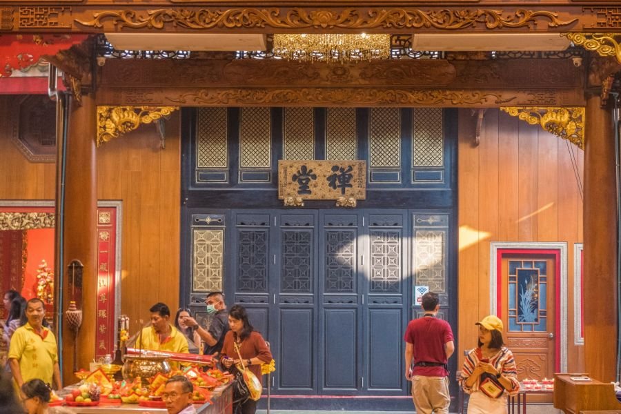 dans grande salle au wat mangkon chinatown bangkok