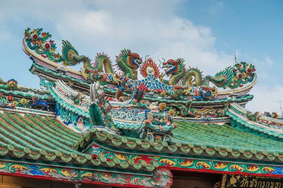 detail decorations toit au wat mangkon chinatown bangkok