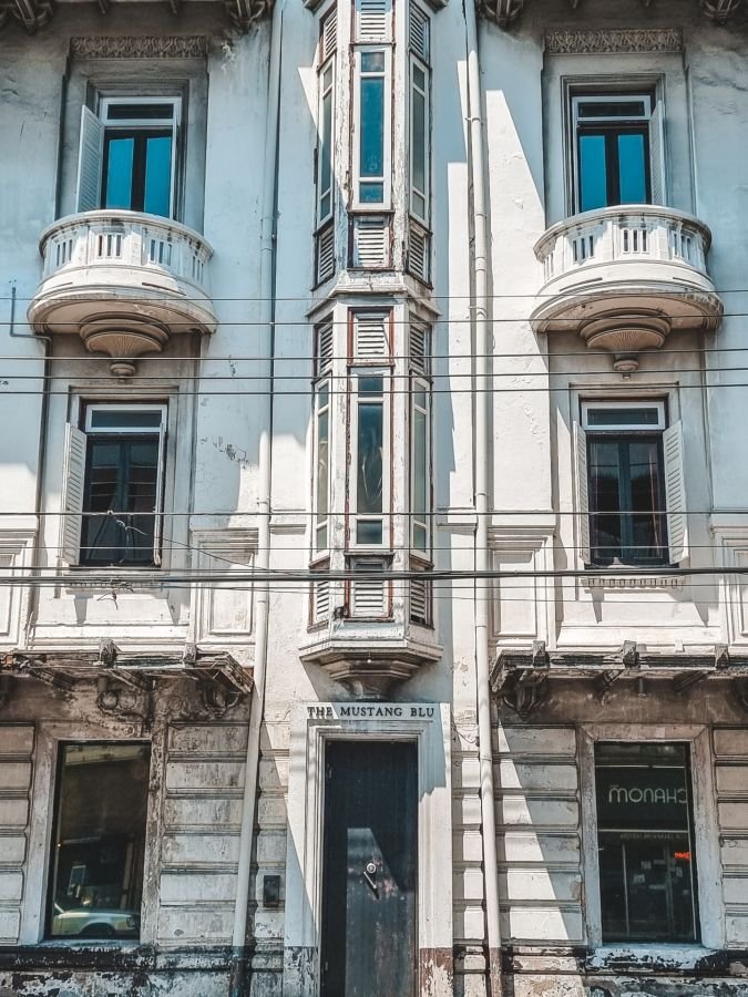 detail facade du mustang blu chinatown bangkok