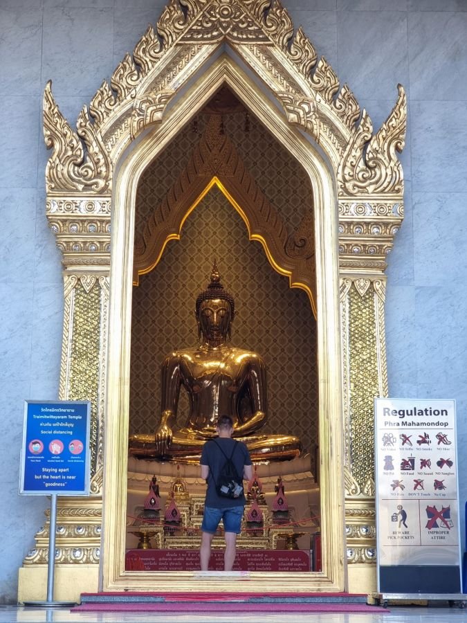 entree etage du wat traimit bouddha dor bangkok