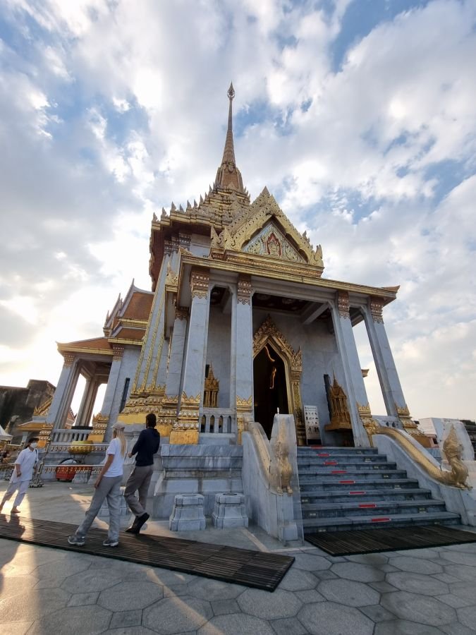 étage superieur du wat traimit bouddha dor bangkok