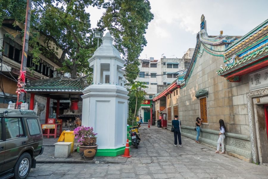facade et cour devant wat mangkon chinatown bangkok