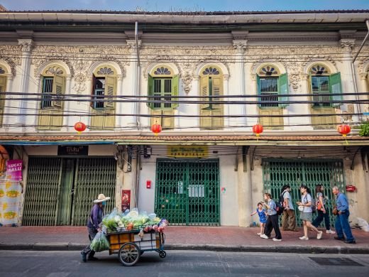 facade immeuble ancien le long de song wat road bangkok chinatown