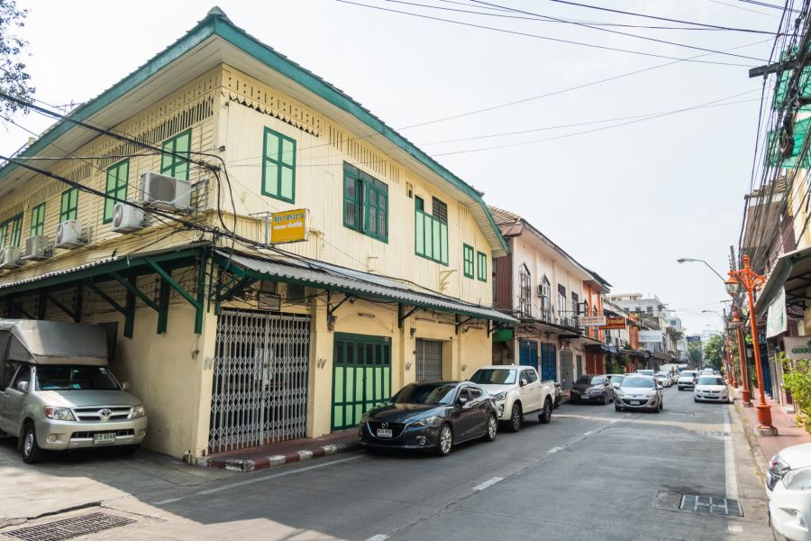 facades colorés le long de song wat road bangkok chinatown