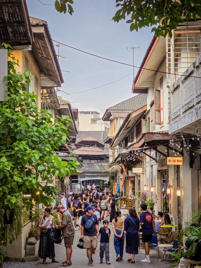 foule dans ruelle pietonne de song wat bangkok