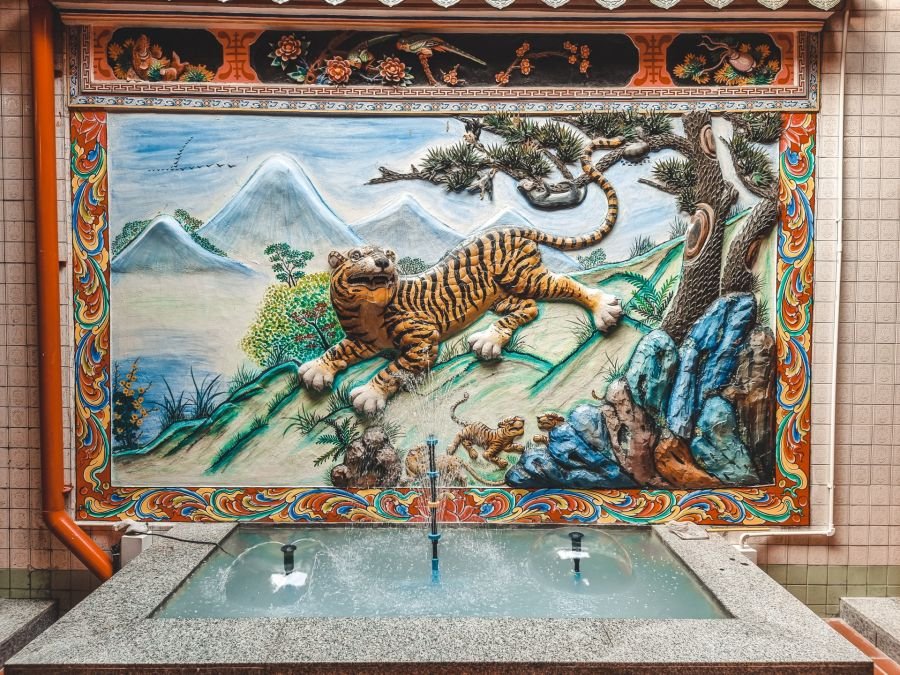 fresque au tigre au sanctuaire de san chao leng buay eia bangkok chinatown