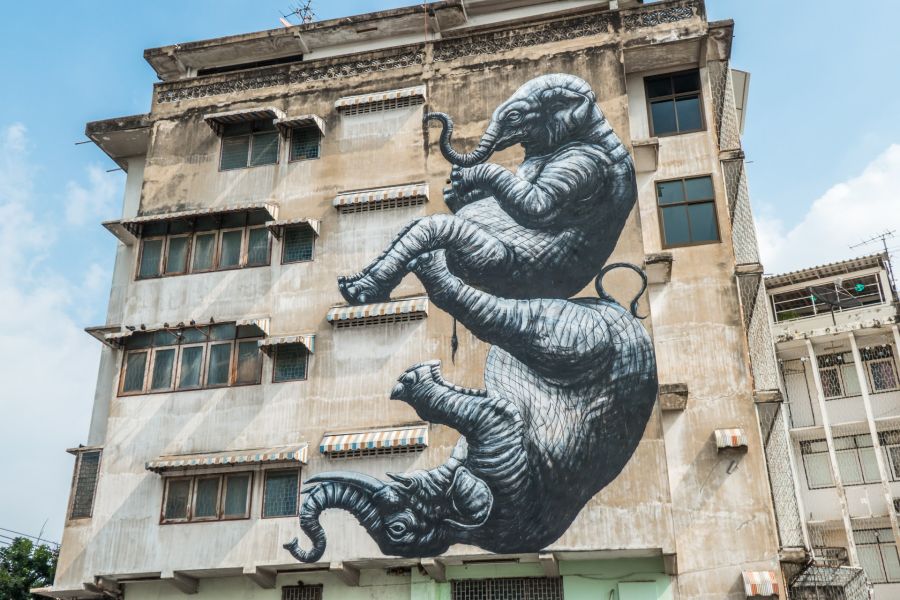 fresque murale elephants par roa song wat rd bangkok