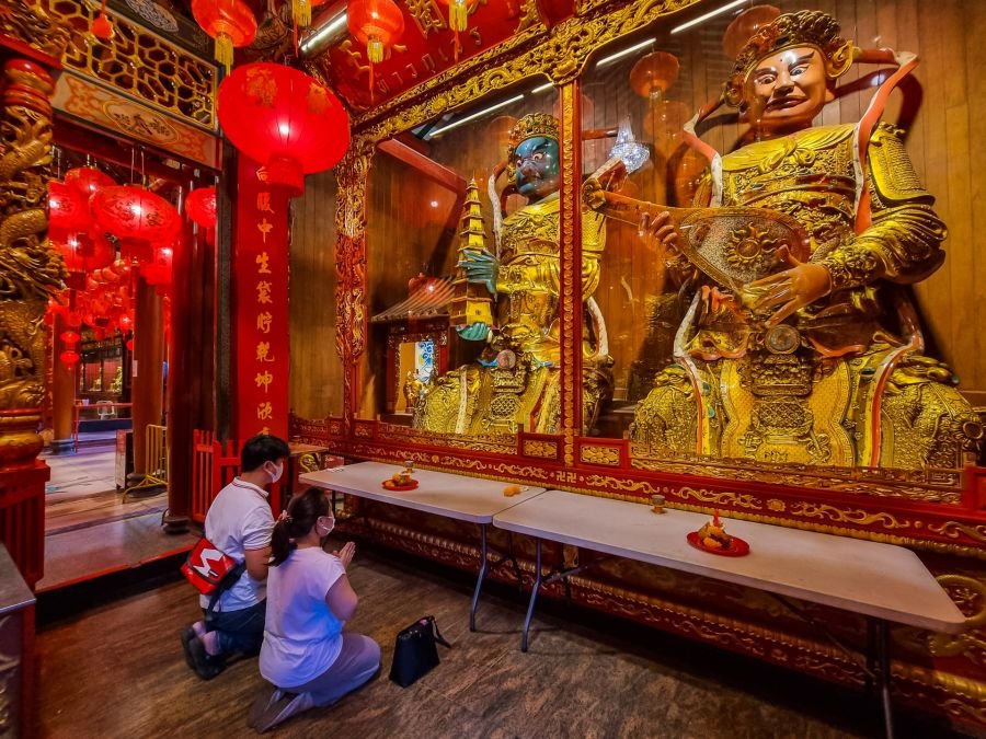 gardiens salle entree du wat mangkon chinatown bangkok