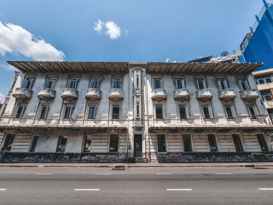 grande facade du mustang blu chinatown bangkok