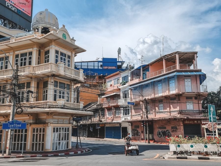immeubles au coin de maitri chit road chinatown bangkok
