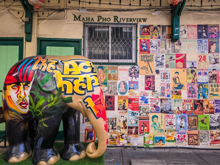 installation devant maha pho river view song wat bangkok