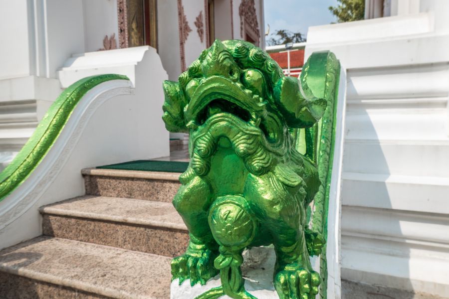 lion protecteur wat pathum khongkha song wat bangkok chinatown