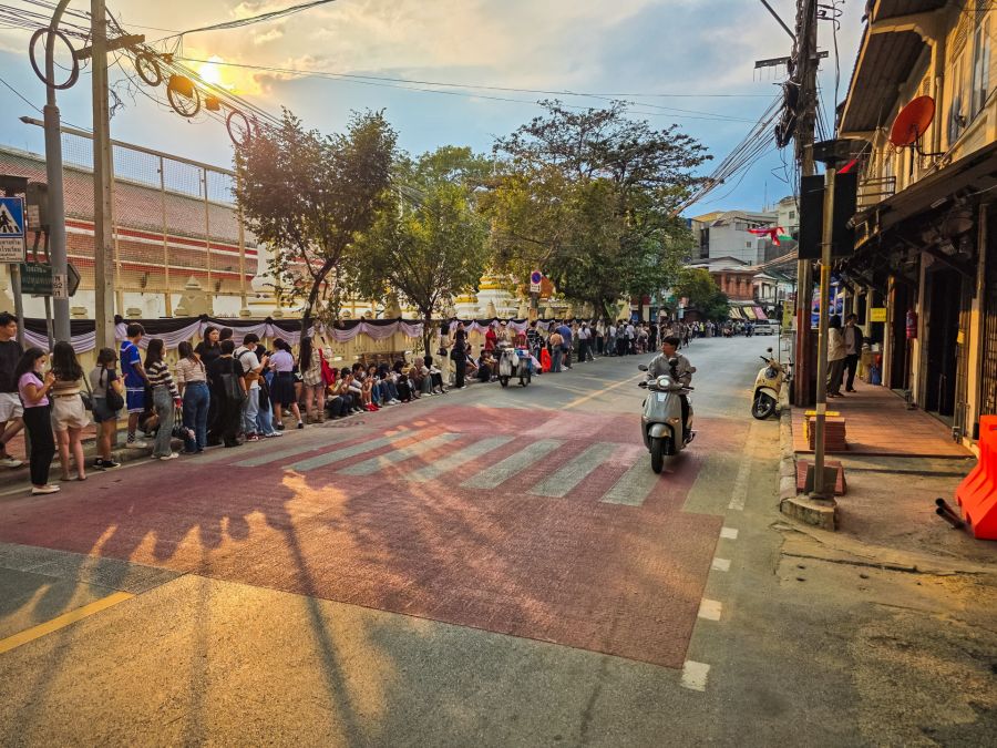 longue queue song wat stranger things event bangkok