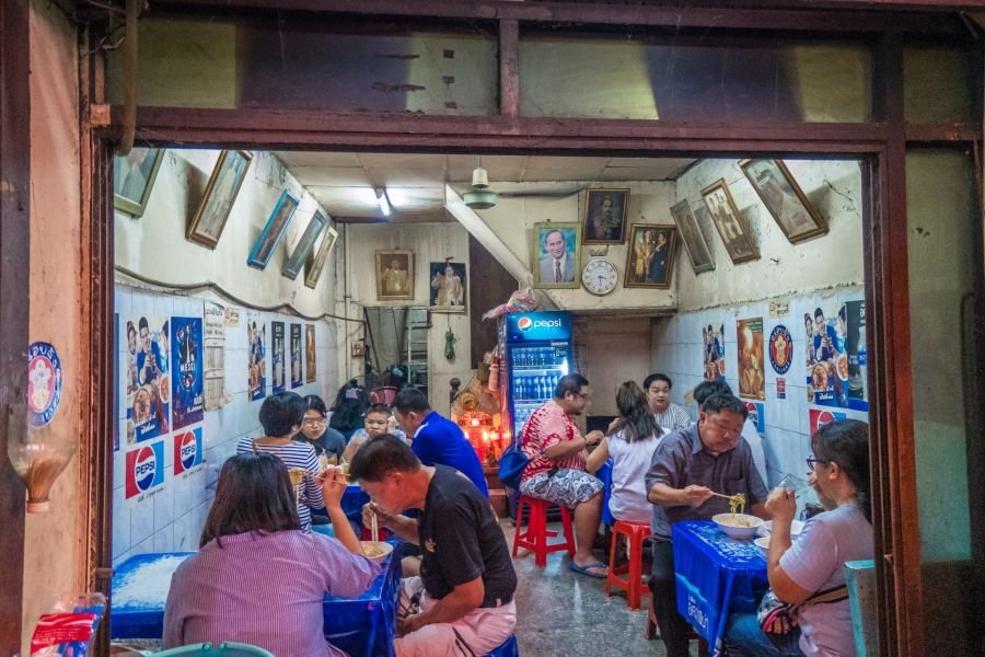 petit restaurant de nouilles soi charoen chai 2 chinatown bangkok