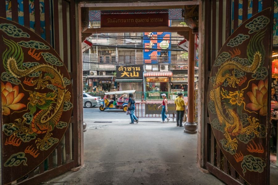 porte menant au wat mangkon chinatown bangkok