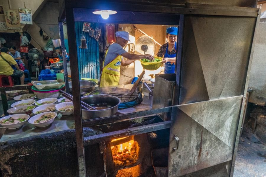preparation de plats de nouilles soi charoen chai 2 chinatown bangkok