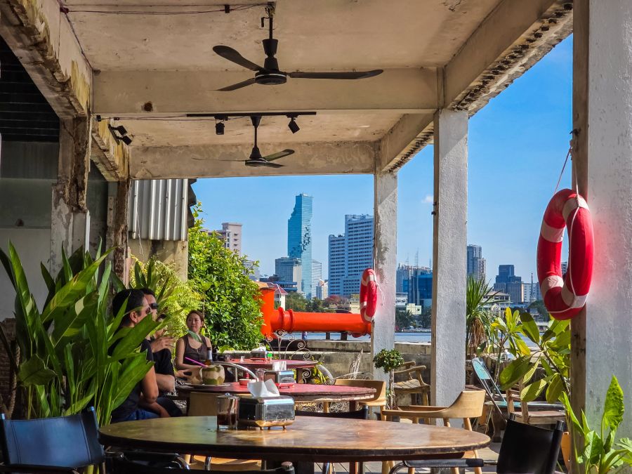 restaurant avec vue sur riviere rue pietonne song wat bangkok