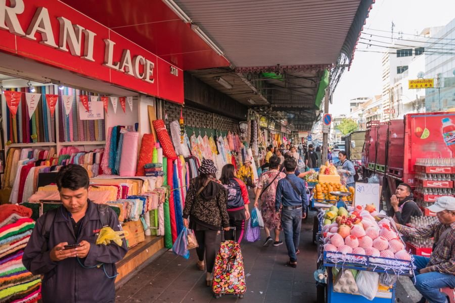 rue animée quartier prahurat bangkok