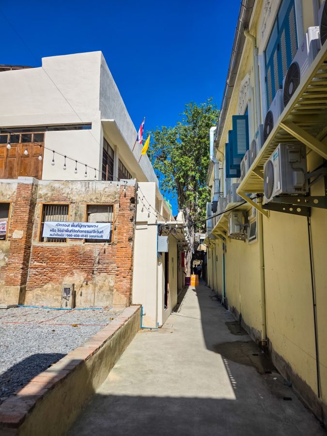 ruelle proche mosquée completement renovee song wat bangkok