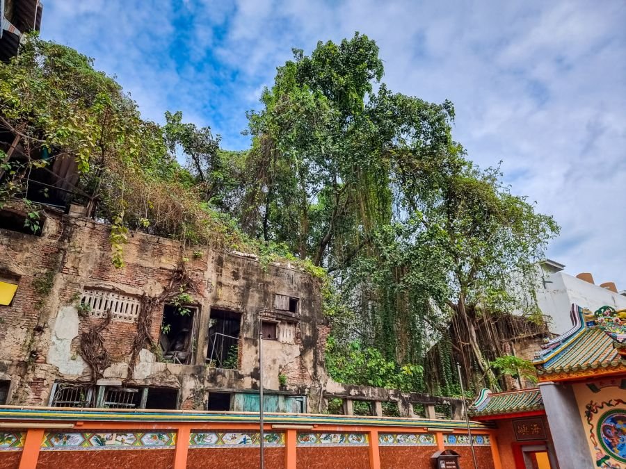 ruine jouxtant sanctuaire de san chao leng buay eia bangkok chinatown