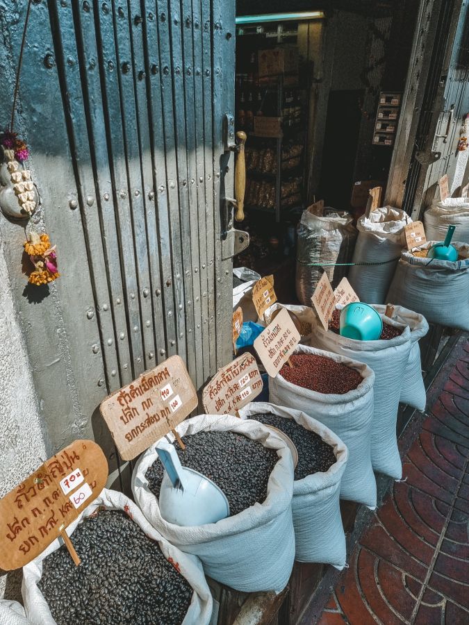 sacs devant boutique le long de song wat bangkok