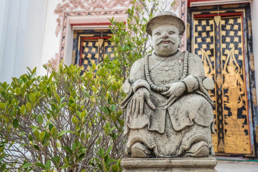 statue en pierre au wat pathum khongkha song wat bangkok chinatown