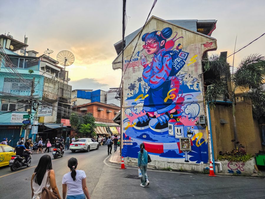 street art fille takabb song wat bangkok