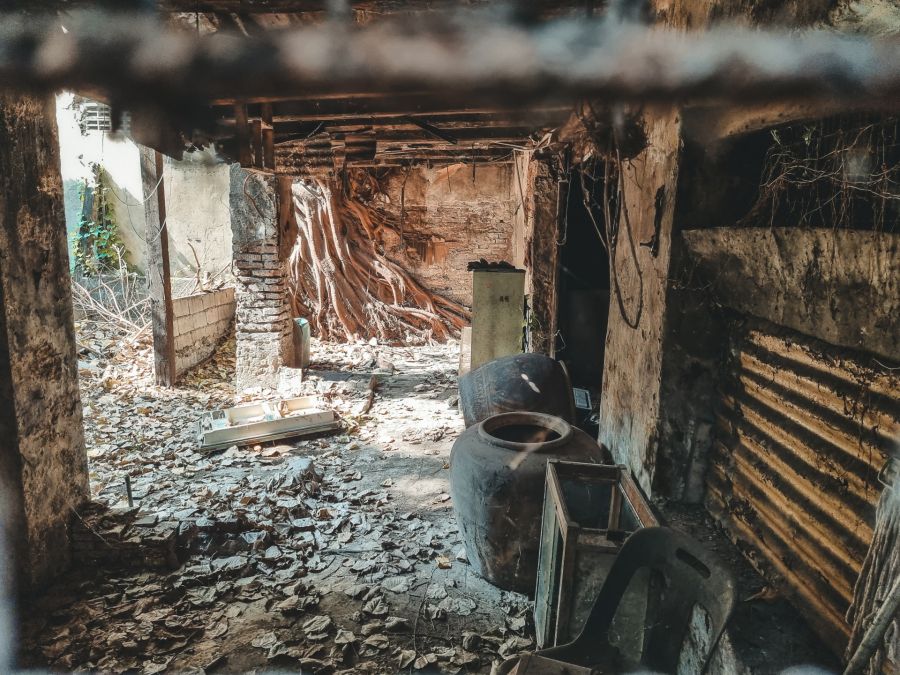 terrasse maison delabree ruelle jouxtant mosquee avant renovation song wat bangkok