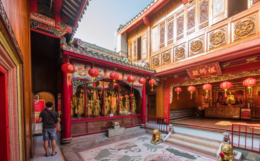 vitrines avec bouddhas au wat mangkon chinatown bangkok