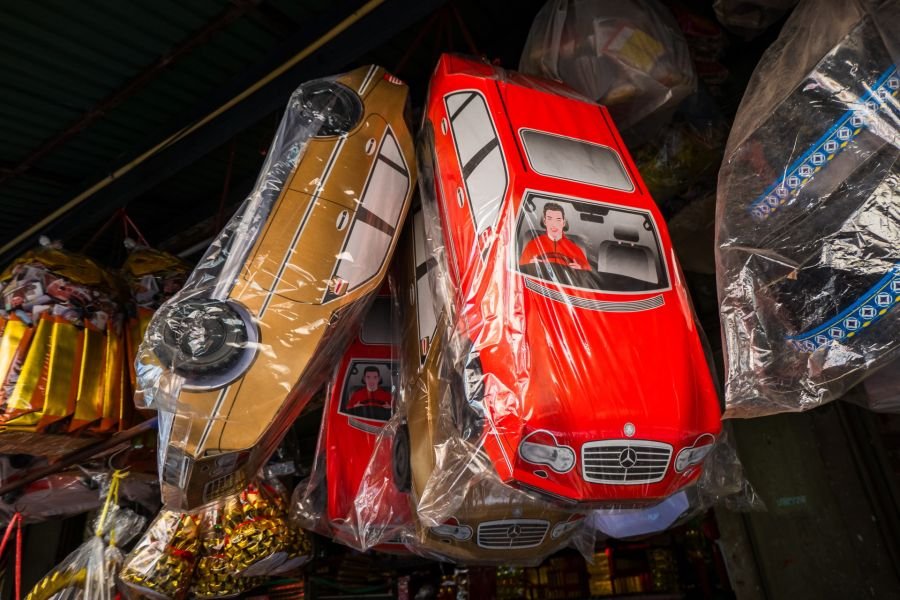 voitures en carton petite rue soi charoen chai 2 chinatown bangkok