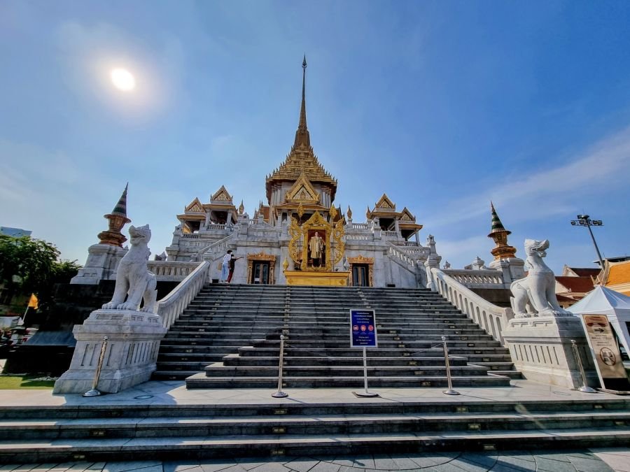 vue exterieure du wat traimit bouddha dor bangkok